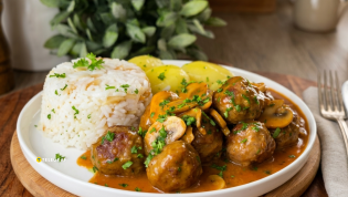 Тефтели в сливочно-томатном соусе с грибами