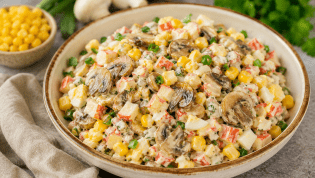 Салат с крабовыми палочками и грибами