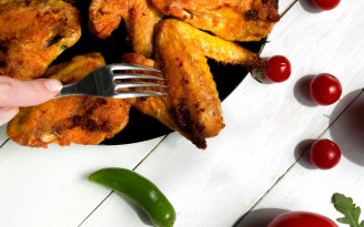 Быстро, недорого и очень вкусно: запеченные куриные крылышки с карамельным соусом (видео)