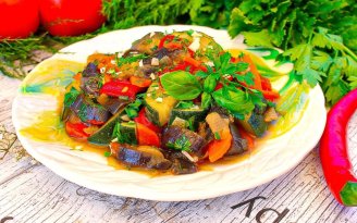 Можно есть сразу: какой салат из баклажанов и овощей еще приготовить (видео)