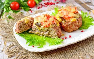 Сочное блюдо для всей семьи: мясные гнезда с грибами (видео)