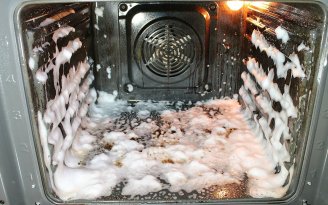 Два лимона – и чистота: духовка без нагара за считанные минуты (видео)