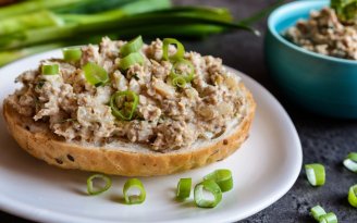 Без мяса, но с насыщенным вкусом: домашний паштет из шампиньонов (видео)