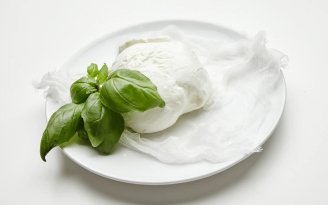 Пол килограмма крем-сыра за 5 минут и 100 гривен: получается вкуснее, чем купить (видео)