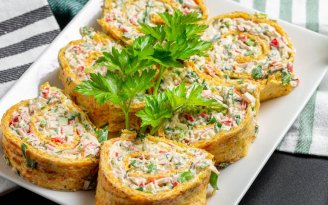 Этот рулет первым исчезает со стола: как приготовить его с сыром и крабовыми палочками (видео)