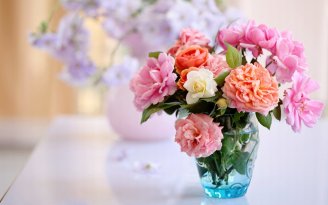 Цветы будут стоять неделями: добавьте в воду два средства из кухонного шкафа (видео)