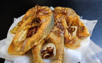 Для хрусткої золотистої скоринки на рибі борошно не потрібне: чим його замінити