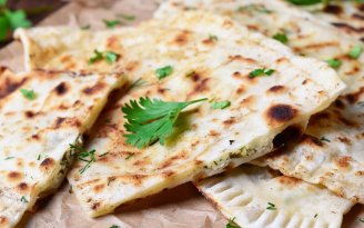 Вкуснее чебуреков: как приготовить янтыки с хрустящей корочкой и сочной начинкой (видео)