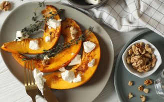 Тыква с ароматом осени: как ее запечь с камамбером и медом (видео)