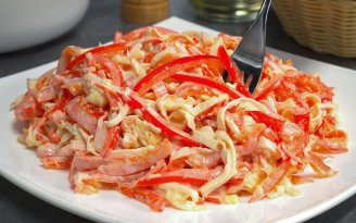 Крабовые палочки, сыр и свежие овощи: простой салат с ярким вкусом (видео)