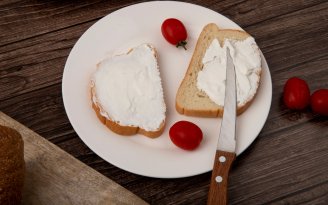 Домашний крем-сыр из двух ингредиентов: магазинный и рядом не стоял (видео)