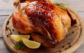 Замочите курицу на ночь – и она получится невероятно сочной: повар поделился лайфхаком для запекания (видео)