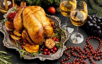 Як зрозуміти, що запечена птиця повністю готова: простий трюк врятує святкову вечерю (відео)