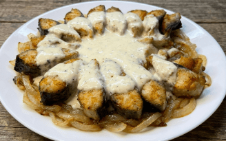 Скумбрия в сливочном соусе с медом и чесноком: это блюдо едят даже те, кто не любит рыбу