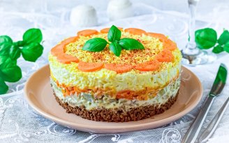 Бюджетно и по-домашнему: салат с куриной печенью за 30 минут (видео)