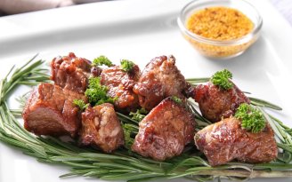 Шашлык без пикника: аппетитное мясо с "луковой сальсой" прямо из духовки (видео)