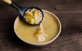 Согреет в холода и спасет после праздников: рецепт наваристого рассольника (видео)