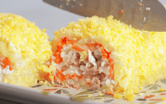 "Мимоза" по-новому: этот праздничный рулет превзойдет классический салат (видео)