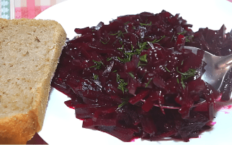 Один ингредиент сохранит цвет и придаст вкус: как правильно готовить свеклу, чтобы гости просили рецепт