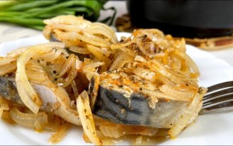 Идеальная закуска к Святвечеру: рецепт скумбрии-семиминутки (видео)