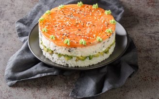 Суши-торт без лишних хлопот: эффектное блюдо из простых ингредиентов за 30 минут (видео)