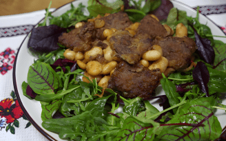 Вкуснее, чем гуляш: как приготовить говяжью печень с фасолью, чтобы даже дети просили добавки (видео)