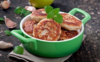 Для приготовления бюджетных котлет хлеб не нужен: вот что нужно добавить к мясу