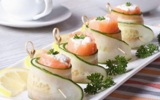 Изысканно и просто: рожки с авокадо, огурцом и красной икрой (видео)