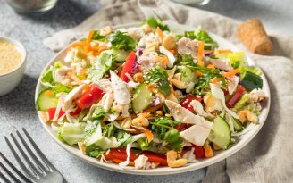 Быстрый салат с пекинской капустой и курицей: сочно, просто и вкусно (видео)