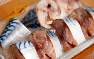 Один раз приготовите — и больше не будете покупать: пряная скумбрия домашнего посола (видео)