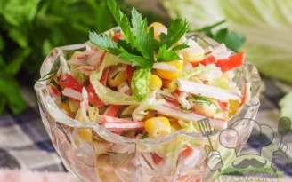 Свежесть в каждой ложке: салат из пекинской капусты с крабовыми палочками (видео)