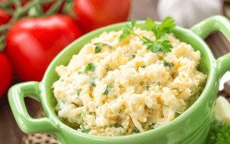 Плавленые сырки подешевели на треть: как приготовить салат "Белочка" (видео)