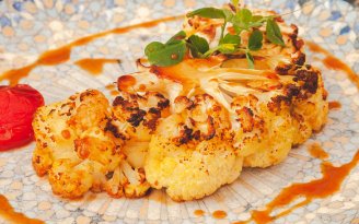 Цветная капуста по-новому: как приготовить сочный стейк под зеленым соусом (видео)