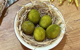 Только два натуральных ингредиента: как сделать стильные оливковые пасхальные яйца (видео)