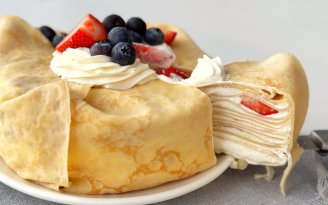 Нежный десерт без выпечки: торт из блинов, тающий во рту (видео)