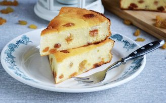 На эту запеканку вы потратите считанные минуты: что приготовить из творога вместо сырников (видео)