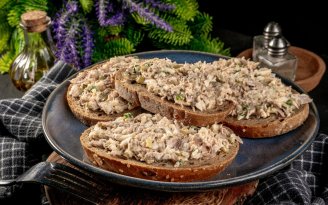 Новая жизнь пасхальных яиц: вкусная намазка с тунцом для идеального завтрака (видео)