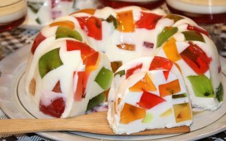 "Битое стекло" на йогурте: легкая версия любимого десерта (видео)