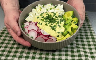 Легкий салат с редиской и авокадо: рецепт блюда, которое захочется приготовить снова (видео)