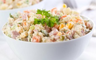 Постный "Оливье" без колбасы: что добавить и чем заправить, чтобы вкус был как у классического салата (видео)