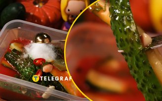 Маринованные огурцы с томатом: хрустят так, что за уши не оттащишь (видео)