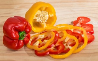 Салат в перцах: яркая закуска, покоряющая из первого кусочка (видео)