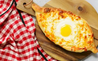 Хачапури по-аджарски, как в ресторане: готовим с сыром по акционной цене (видео)