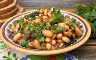 Сытно, вкусно и без мяса: фасоль с грибами и чесноком (видео)