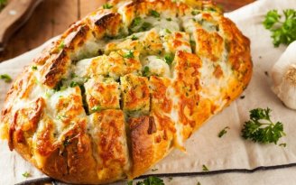 Аромат, сводящий с ума: горячая закуска из хлеба, сыра и вяленых томатов (видео)