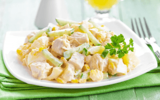 Когда хочется "чего-нибудь вкусного прямо сейчас": простой куриный салат с кукурузой и сухариками (видео)