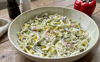 Салат из пекинской капусты по этому рецепту получается невероятно сочным: весь секрет в заправке (видео)