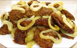 Нежная печень с карамелизированным луком: ресторанный вкус на обычной сковороде (видео)