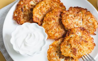 Этот ингредиент сделает деруны резиновыми: ни в коем случае не добавляйте это в тесто (видео)