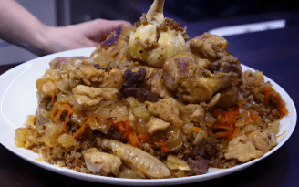 Сытно, просто и необычно: как приготовить плов из гречки (видео)